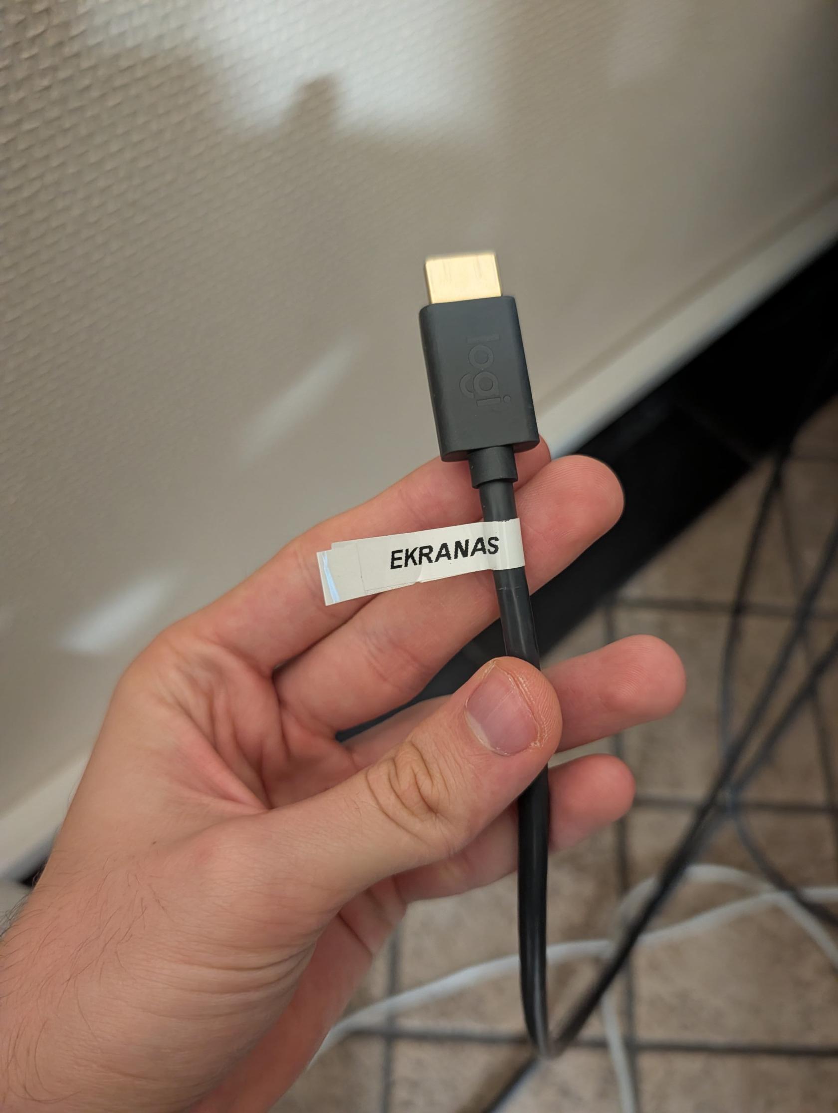 HDMI kabelis su žyma „EKRANAS“