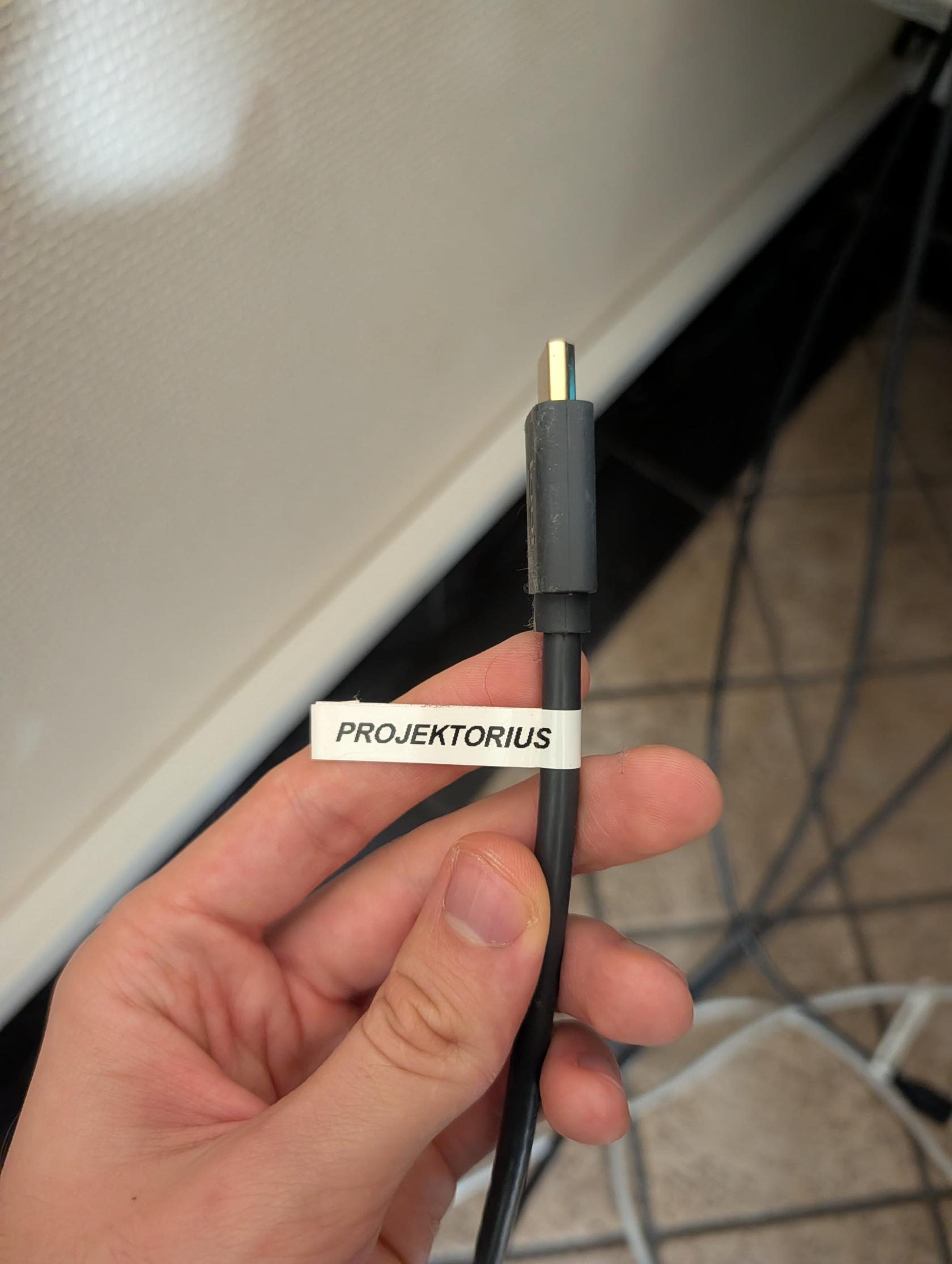 HDMI kabelis su žyma „PROJEKTORIUS“
