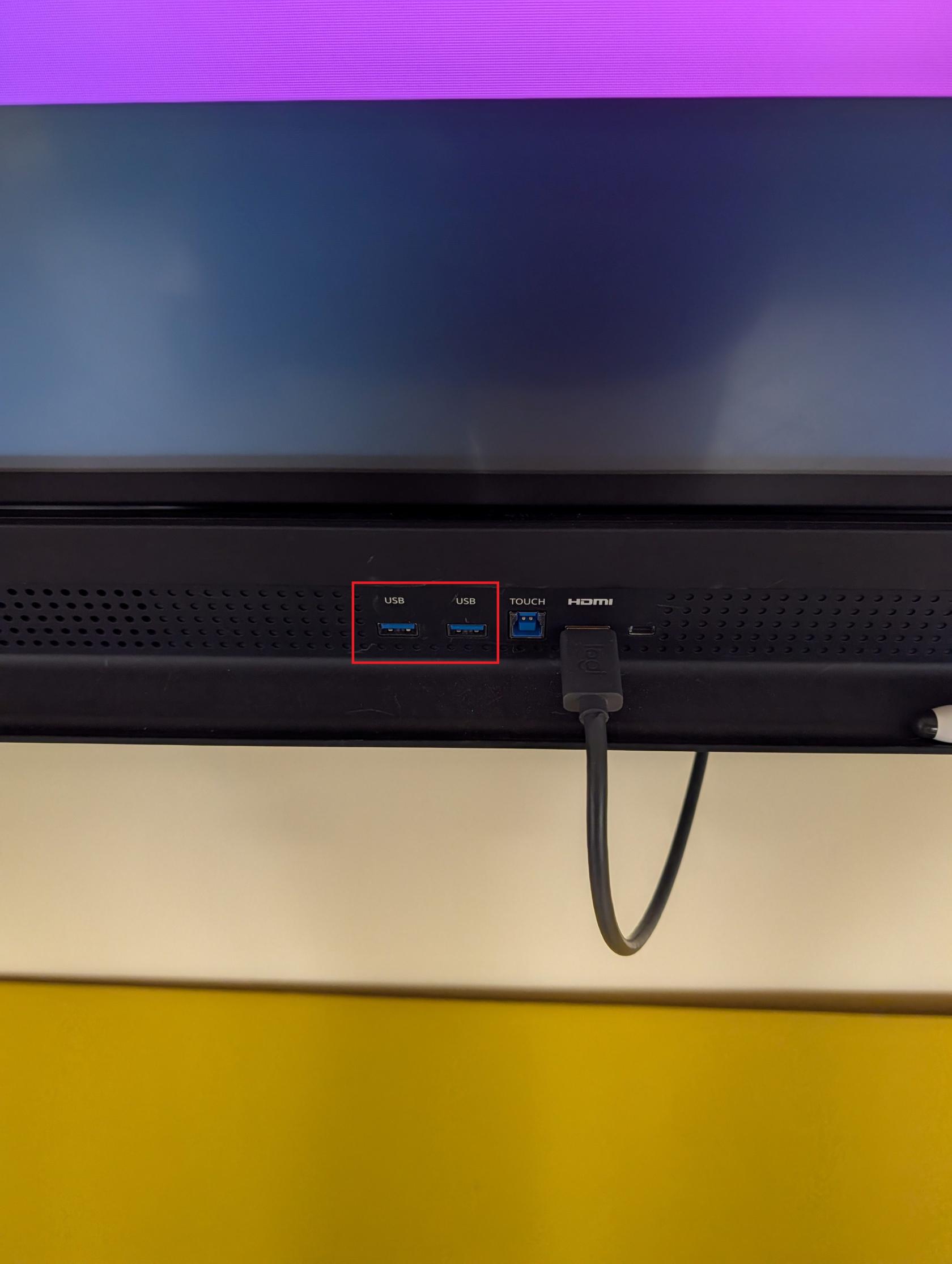 Priekiniai USB lizdai ekrane